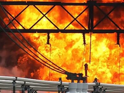 01. Mengurangi resiko terjadinya flashover pada isolator tegangan tinggi